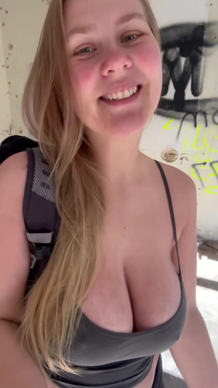 Maja Meer: Pura emoção! Minha primeira masturbação em um lugar perdido !!