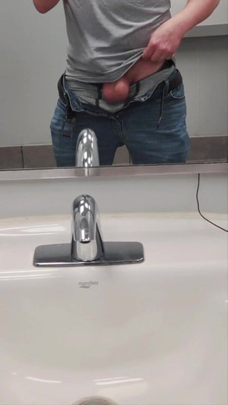 Ballbuster boi: युवा सेल्फ बॉल बस्टर वॉलमार्ट बाथरूम में अपने नट फोड़ता है