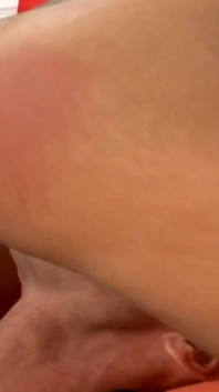 Kırmızı stiletto topuklu sarışın orta yaşlı seksi kadın ateşli ve azgın sikiliyor