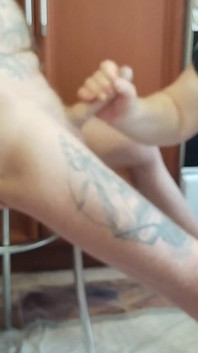 Runkar av suger och tittar på en spermasprut