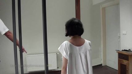 Spanking Server: 감옥에서 채찍질하는 Yasmeena