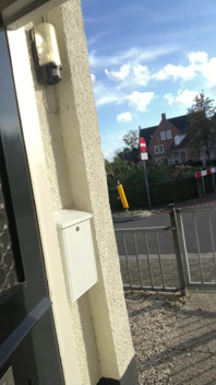 Geil auf einem zaun entlang der straße sitzen
