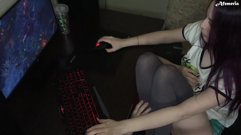 Afemeria: 好きなゲーマーの女の子が男を演じている間、彼女の大きな大人のおもちゃをファックし、オーガズムにかわいこちゃんをもたらします