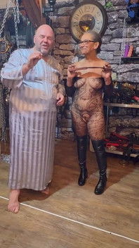 Lanista Beaer enseña a Blackberrymilf cómo azotar las nalgadas con un cinturón.