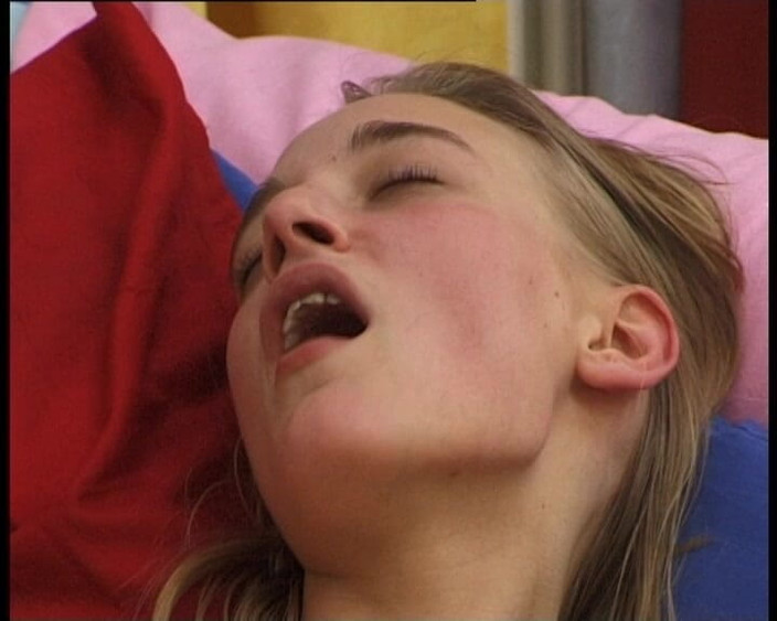 YOUR FIRST PORN: Luna echt tienerorgasme met Luna