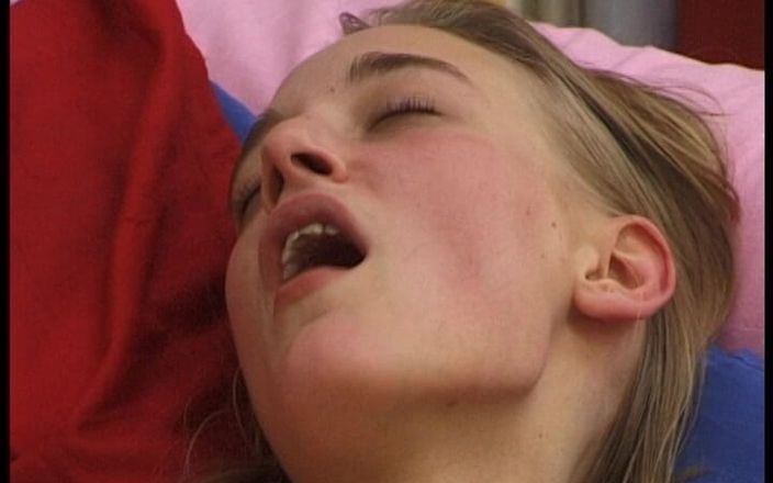 YOUR FIRST PORN: Luna Real adolescente orgasmo com Luna
