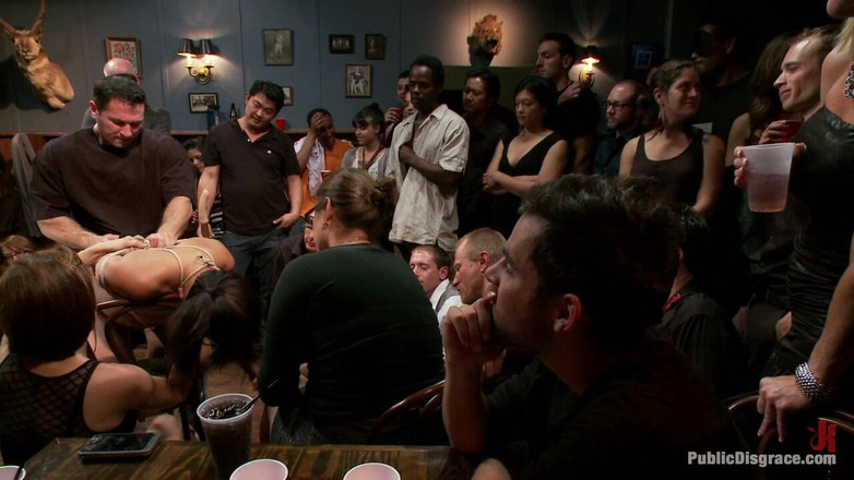 Public Disgrace by Kink: Model Asia yang menggemaskan diperhitungkan