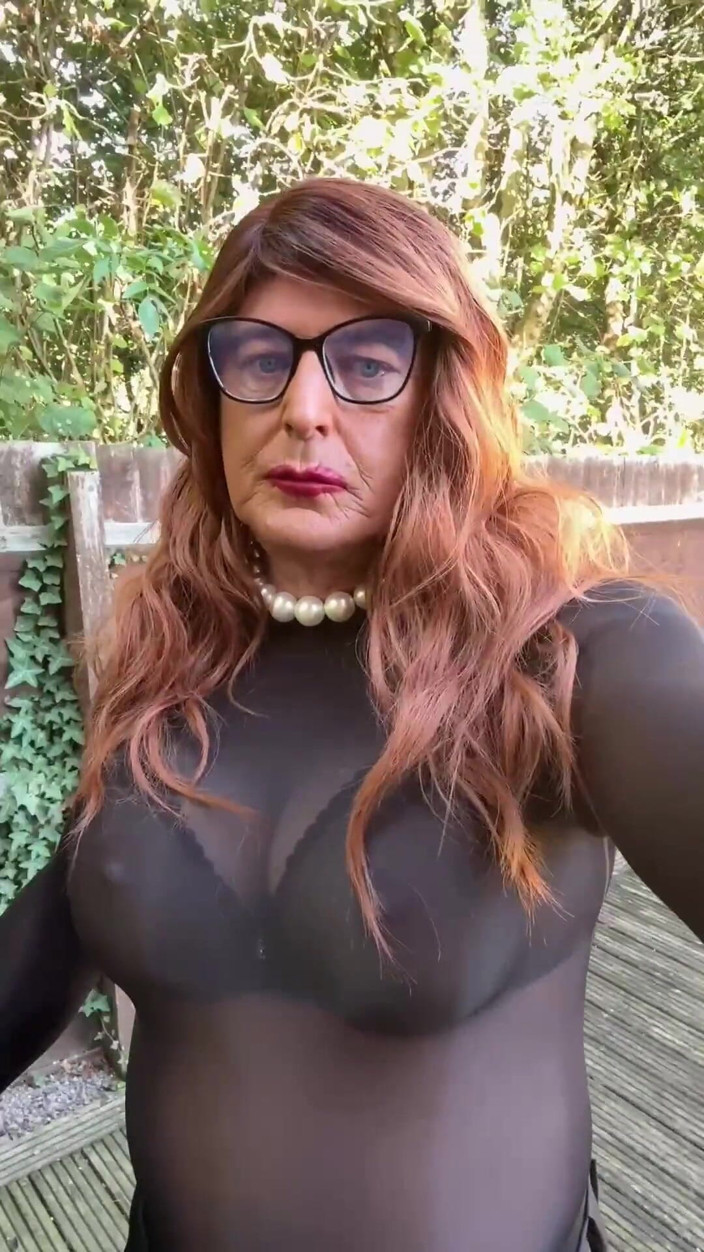 Kellycd2022: 섹시한 블랙 바디 스타킹과 허벅지 하이 부츠를 입은 섹시한 크로스드레서 Kellycd20222