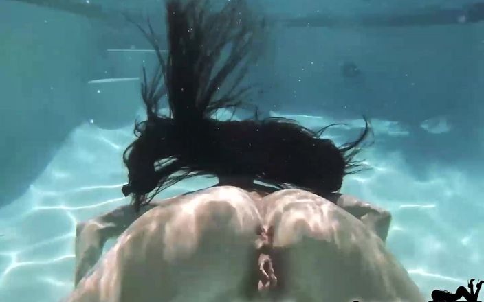 Sofie Marie: 魅惑的なクーガーソフィーマリーが水中で自慰行為