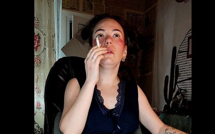 Blowjobs Alice: Moja przyrodnia siostra pali seksualnie papierosa