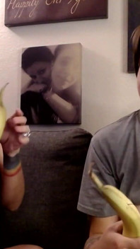 Une lesbienne mange des bananes