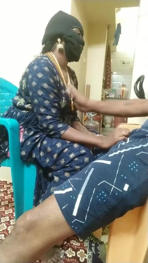 Saranya: Une femme indienne trompe son voisin avec audio