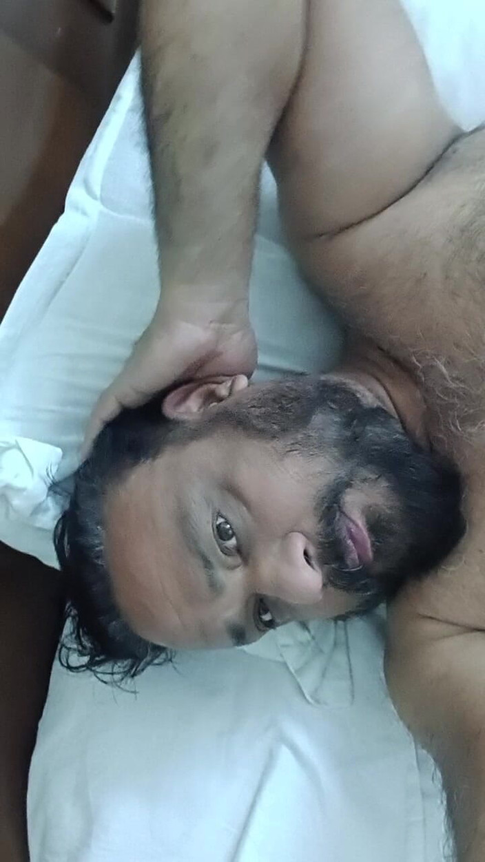 Daddy Dude: Indische Papa Die Op Het Bed Lag, Plaagt En Poseert...