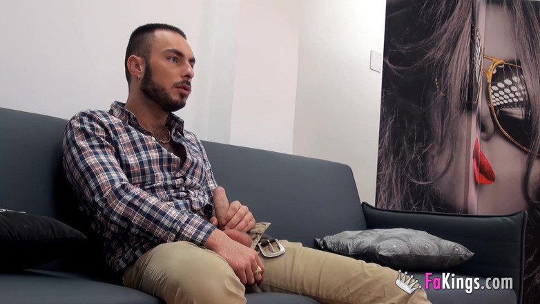 Trans FAKings: İki esmer, mahalledeki en sert adam için büyük memeli