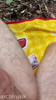お尻にチンポを突っ込んで!スカートがザーメンまみれ!