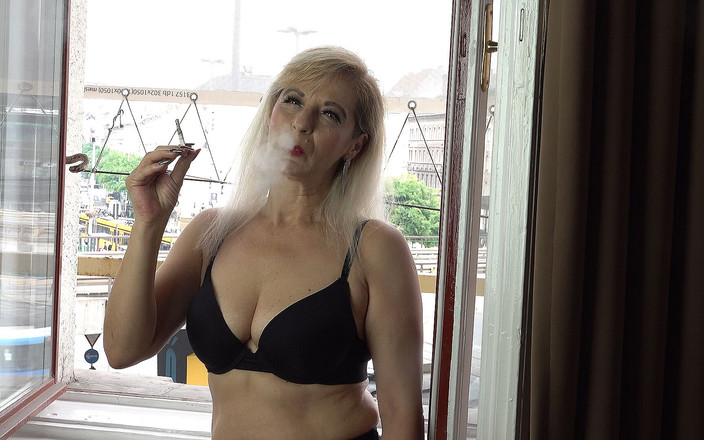 Gisela Domina Funhouse: Kleine zigarettenpause