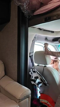 Lacey y Danae hacen que un chico al azar se corra en el autobús