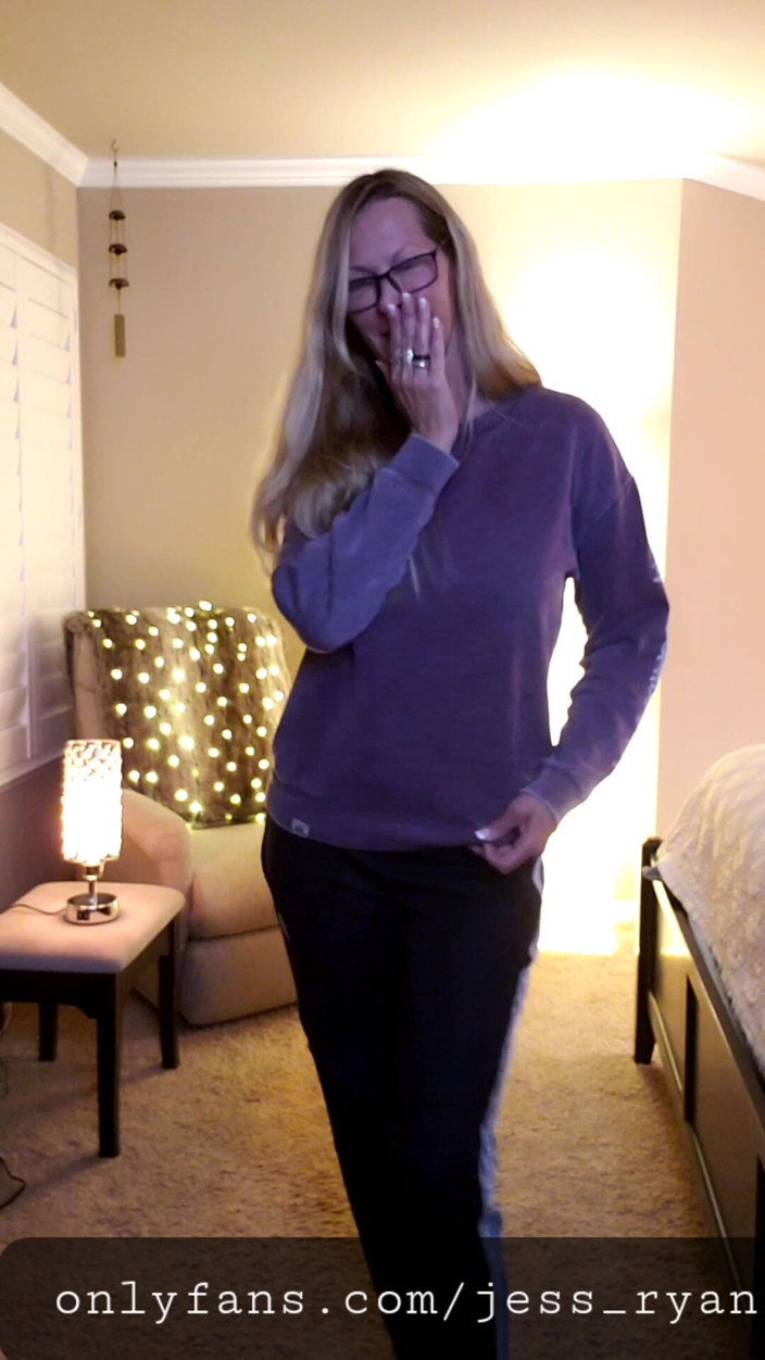 JessRyan: Hotwife MILF Camgirl Jess Ryan Striptease