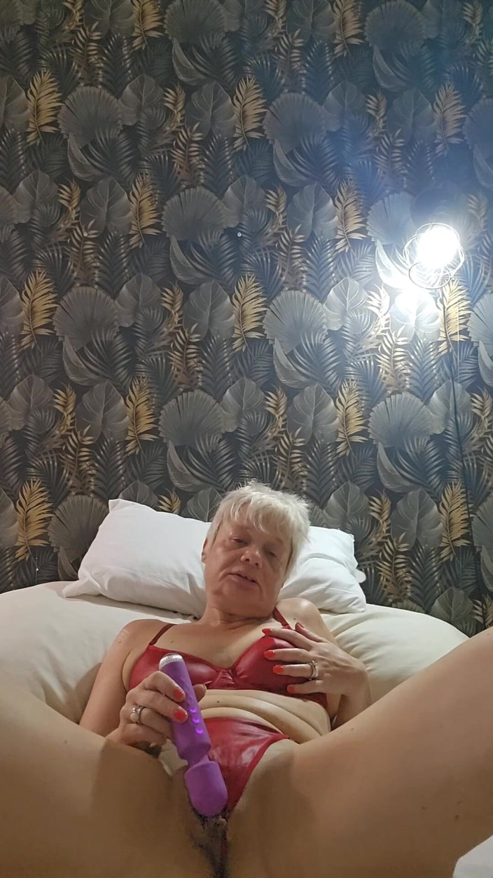 Sofy13: MILF Mature Slut Plays with Her Wet Clit