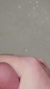 Regarde mon trou du cul pendant que je fais pipi et j’éjacule avec pipi dans mon sperme !