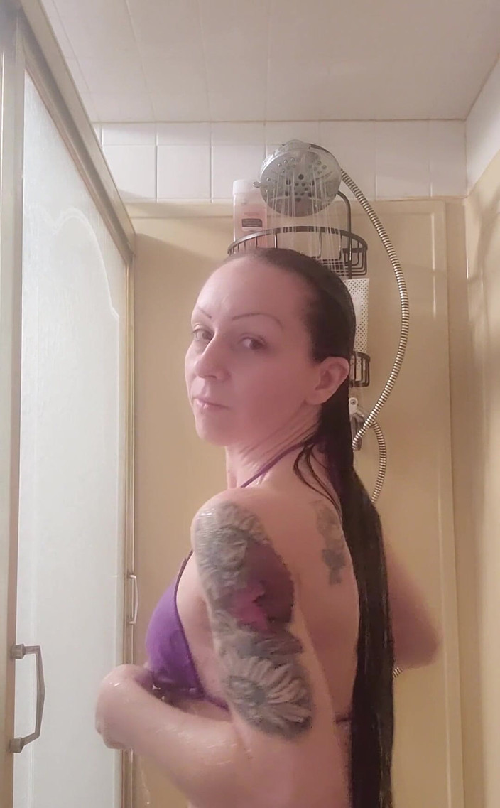 Raven Willow: Per tutti gli amanti dei miei capelli guarda mentre lavo...