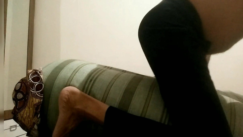 Meplayvid: Pula se freacă de saltea în dormitor