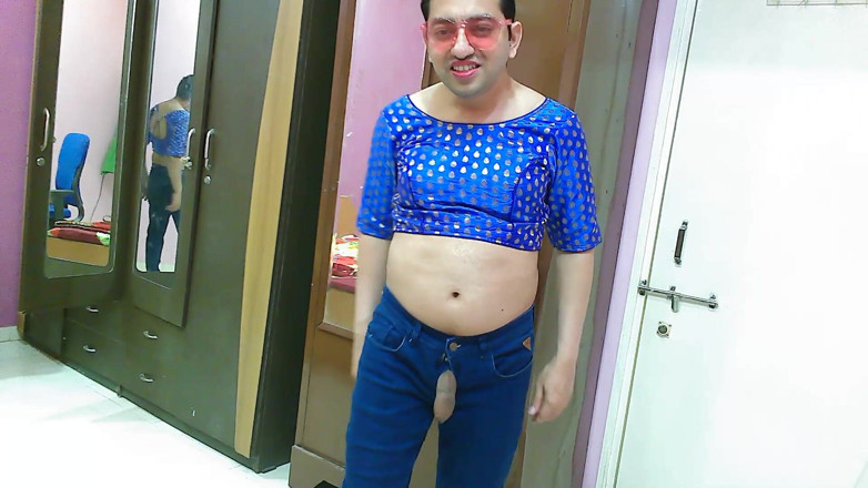 Cute & Nude Crossdresser: Jolie tapette travestie femboy douce sucette dans un jean, crop...