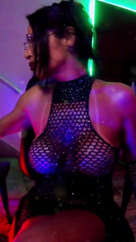 Brazilian Brunette Live: a Presence That Captivates