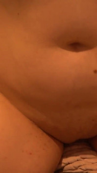 격렬한 오르가즘에 베개를 핥는 큰 클리토리스 밀프 - 솔로 PAWG 자위