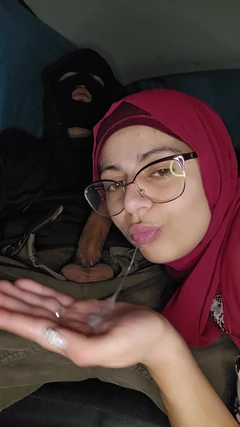 11. 在车里顺从的阿拉伯妻子Mia Niqab的深喉