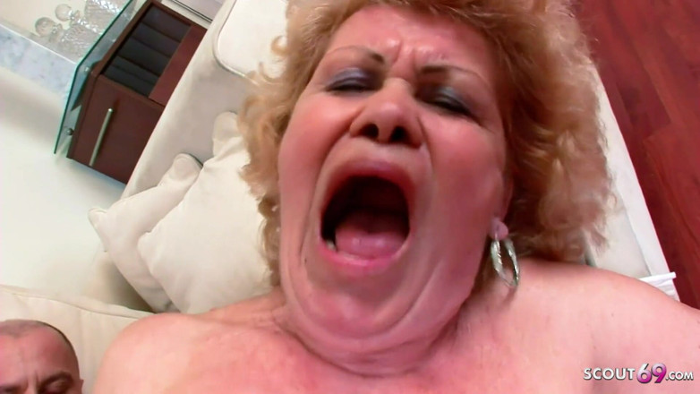 Full porn collection: La nonna porca viene addestrata artigiano con una scusa per...