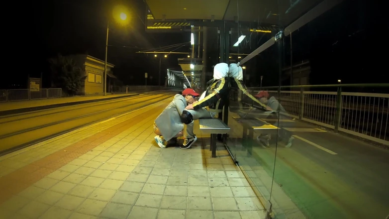 DedeDeville: 在公交车站与一个年轻的继母发生非常危险的性爱，最后以高潮和射精结束