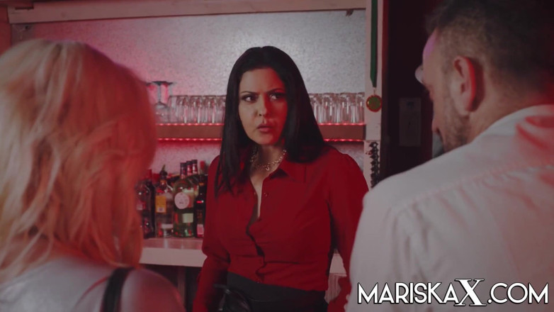 Mariska x: マリスカは彼女のガールフレンドティナが犯されるのが大好きです