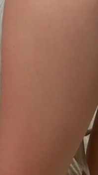 그녀의 갓 면도한 음부는 그의 십대 성기를 기다리고 있다