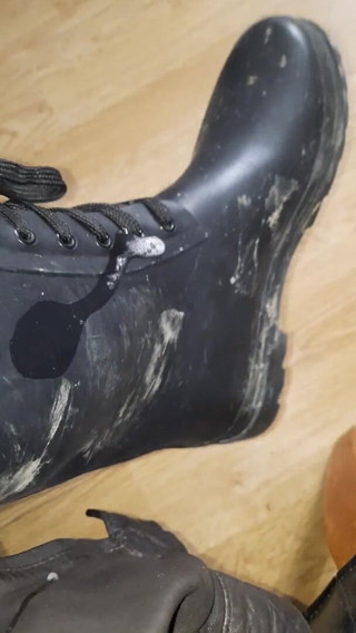 SinDee: Vuile rubberlaarzen met leatherpants