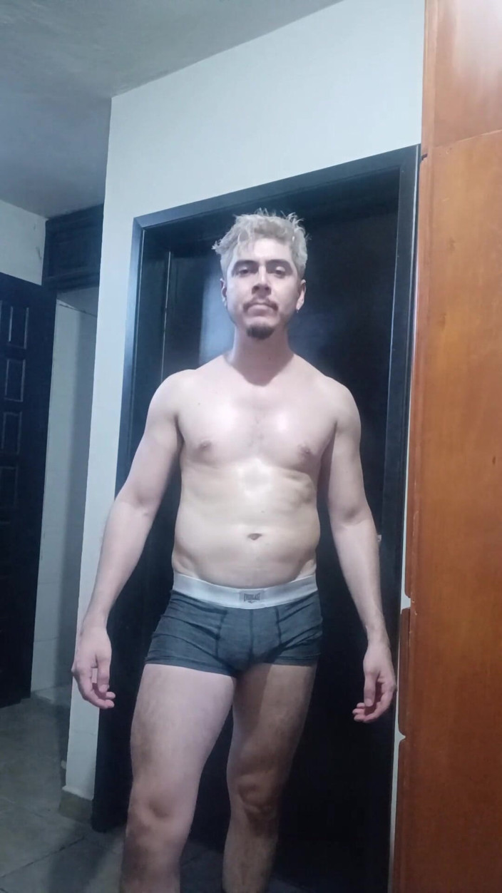 TabascoJake: Bello stallone che si mostra e si spoglia