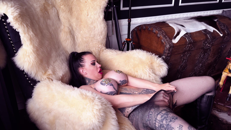 MissAlessaMilano: Seksi gotik kız, sivri parmak lastiğiyle mastürbasyon yapıyor