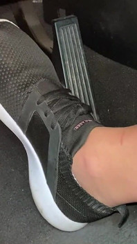 Pedalpumpen in Tennisschuhen Von Ivys Feet