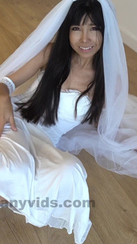 Une mariée vampire squirte sur tout le visage - 4k