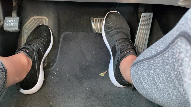 footivities: Pedaal pompen in tennisschoenen door Ivys Voeten