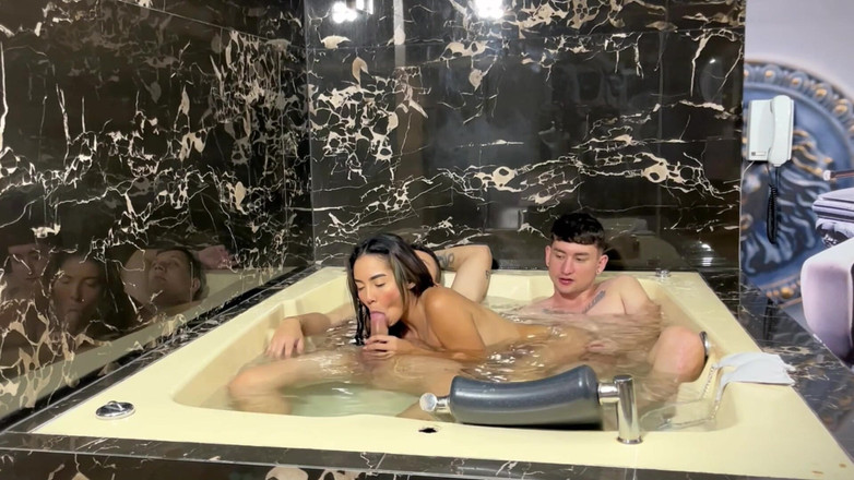 Allison Sweet: İki Horoz Beni Jakuzide Sikiyor, Ta Ki Jakuzide Göğüslerime Boşalana...