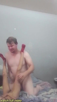 Un vieux baise une ado de 18 ans en levrette - se faire défoncer la bite par une petite salope et lécher la chatte