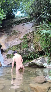 Jalan-jalan ke sungai - masturbasi dan kencing di luar ruangan