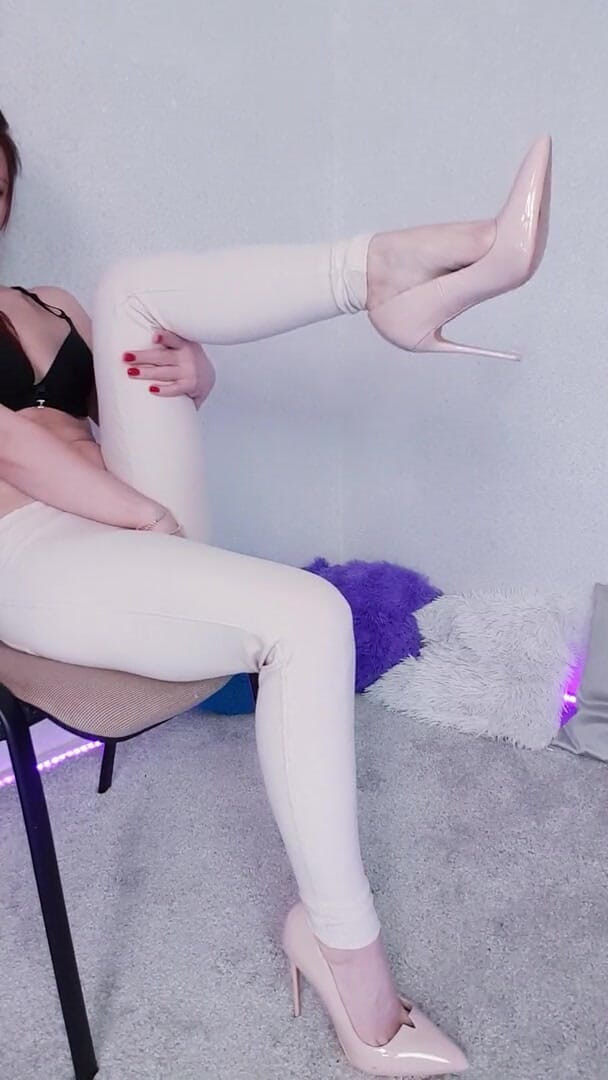 Adele Amber: ハイヒールと甘い猫...