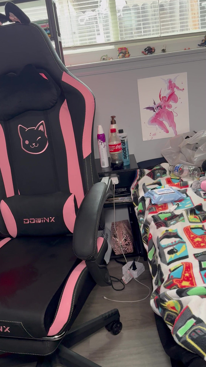 Zuri: Prsatá hráčská kočička stříká v křesle