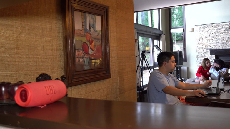 Knock Knock Club: Un Amico Ha Trapanato La Figa Di Mia Moglie Mentre...