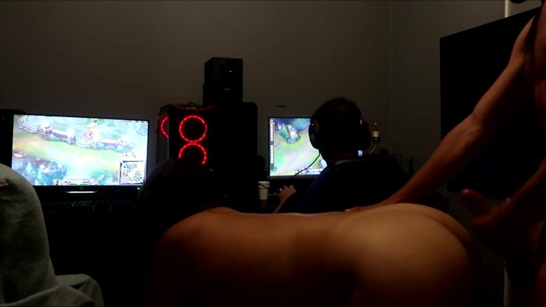 GamingCouple: Dostaje wytrysk, gdy mój rogacz mężulek gra w gry