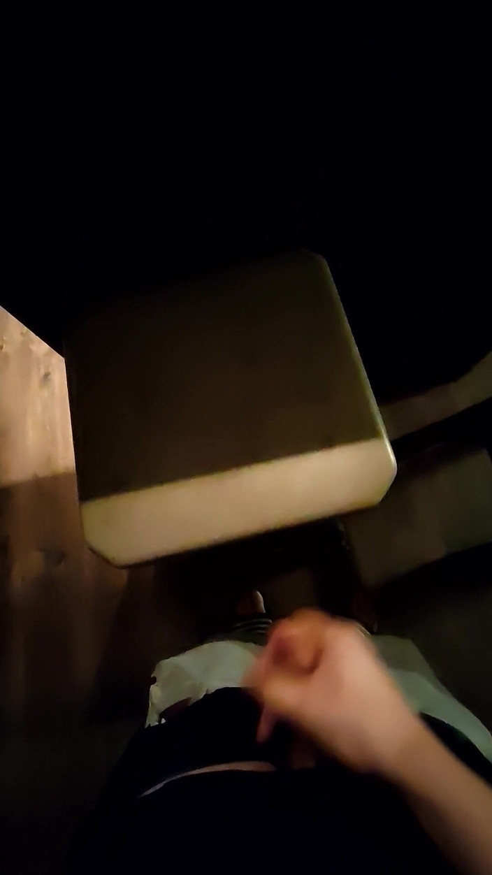 LcDream: Petite Bite Éjaculant Sur Un Tabouret De Bar En Préservatif