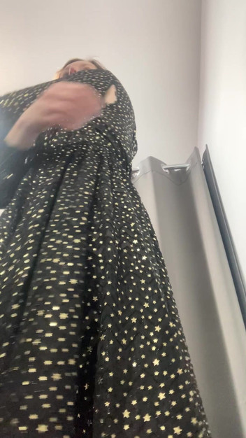 MistressWriggler: Ficando nua para experimentar vestidos de desenhista em uma loja...