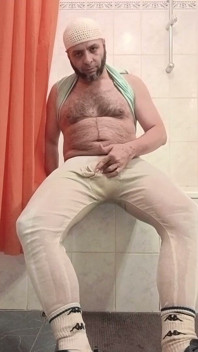 Sale-jb complètement en colère dans les toilettes. Sous-vêtements et chaussettes